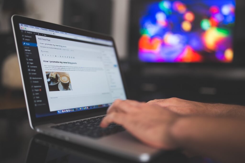 человек за ноутбуком работает над переносом сайта Weebly на WordPress